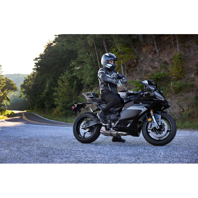 Yamaha R9